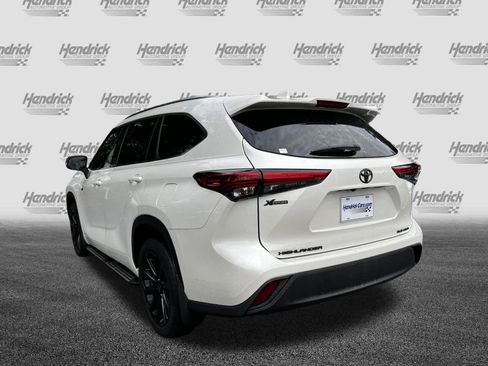 Used 2021 Toyota Highlander XLE AWD/4WD image 8