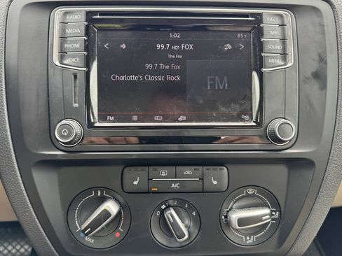 Used 2018 Volkswagen Jetta SE FWD image 12