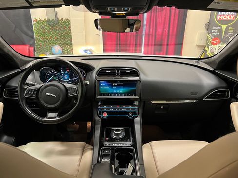 Used 2020 Jaguar F-PACE Premium image 14