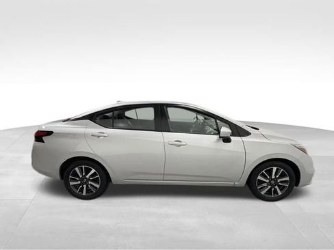 Used 2022 Nissan Versa SV image 6