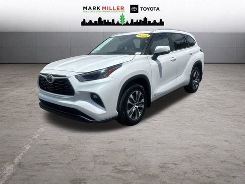 Certified 2025 Toyota Highlander XLE AWD/4WD image 1