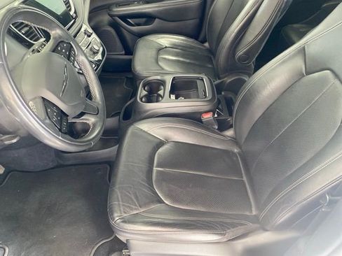 Used 2022 Chrysler Pacifica Touring-L w/ S Appearance Package FWD image 10