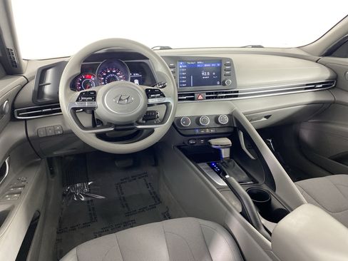 Used 2021 Hyundai Elantra SE FWD image 18