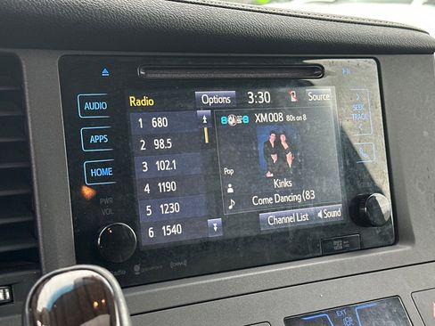 Used 2017 Toyota Sienna XLE w/ XLE Navigation Package image 20