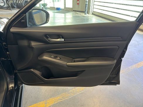 Used 2025 Nissan Altima 2.5 SV FWD image 32