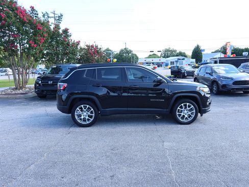 Used 2024 Jeep Compass Latitude AWD/4WD image 3