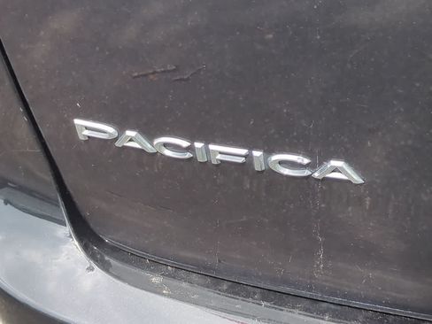 Used 2023 Chrysler Pacifica Touring-L FWD image 13