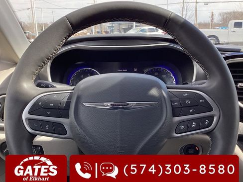 Used 2023 Chrysler Pacifica Touring-L image 30