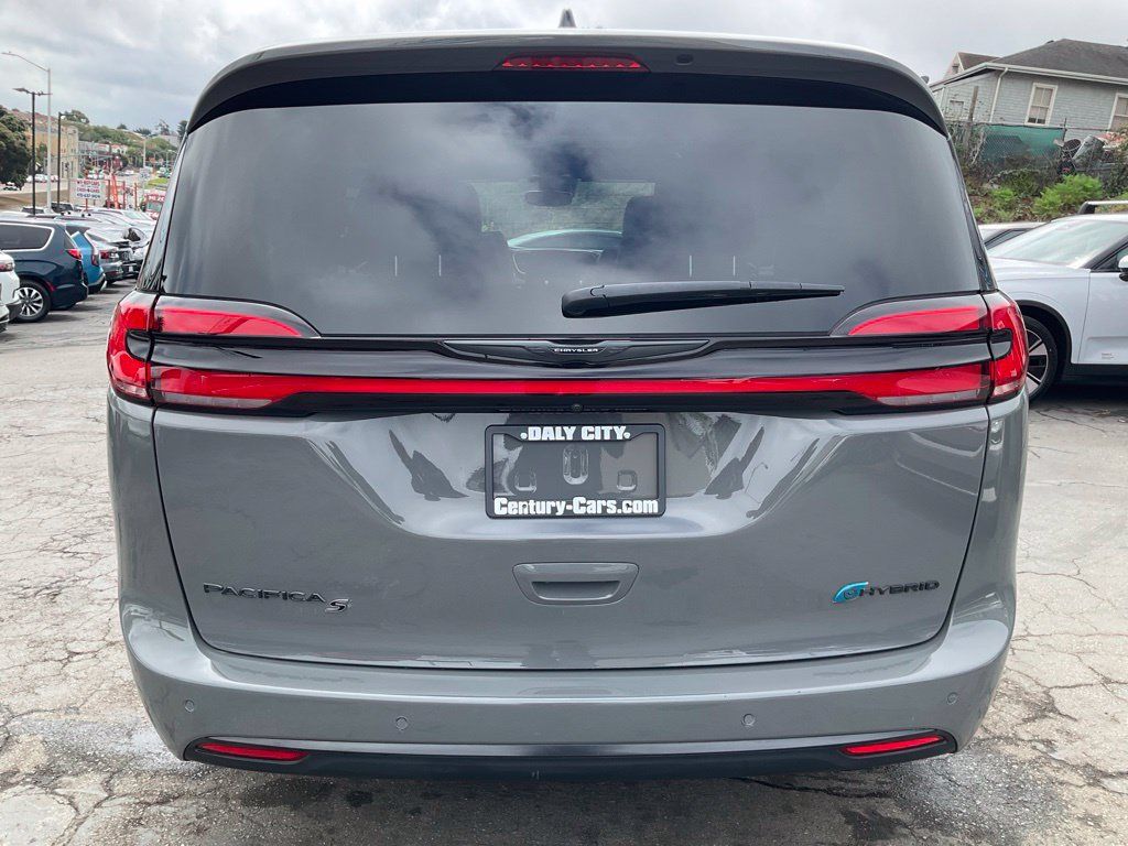 Used 2023 Chrysler Pacifica Limited w/ S Appearance Package FWD image 4
