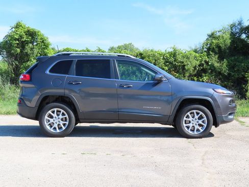 Used 2017 Jeep Cherokee Latitude w/ Comfort/Convenience Group AWD/4WD image 2