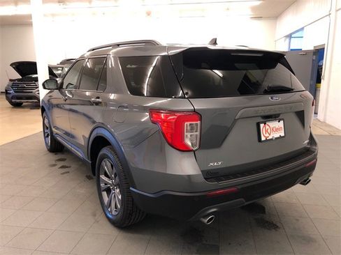 Used 2022 Ford Explorer XLT w/ Equipment Group 202A image 6