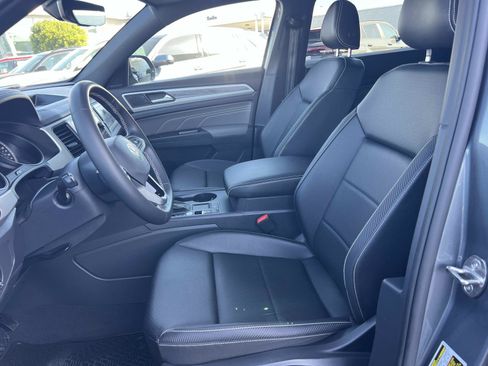 Certified 2021 Volkswagen Atlas Cross Sport SE w/ Panoramic Sunroof Package FWD image 18