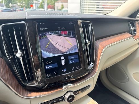 Used 2019 Volvo XC60 T6 Momentum w/ Multimedia Package AWD/4WD image 14