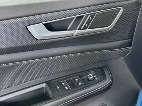 Certified 2024 Volkswagen Atlas Cross Sport SEL R-Line AWD/4WD image 17