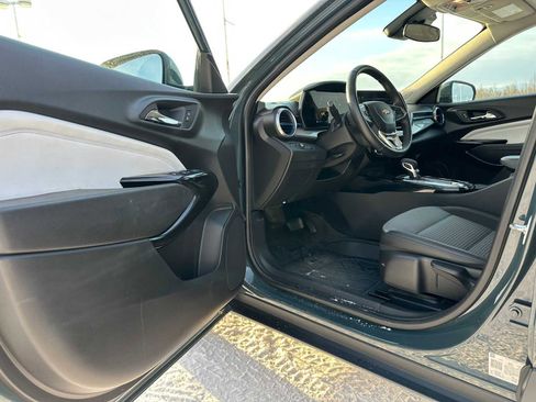 Used 2025 Chevrolet Trax LT w/ LT Convenience Package image 18