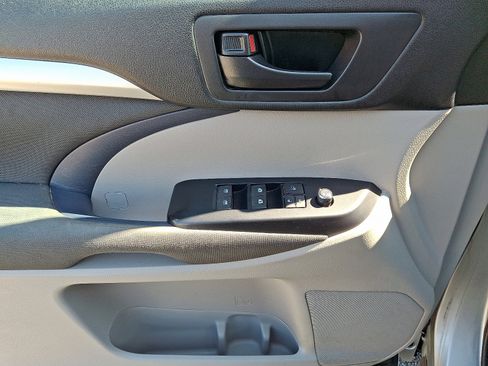 Used 2017 Toyota Highlander LE image 13