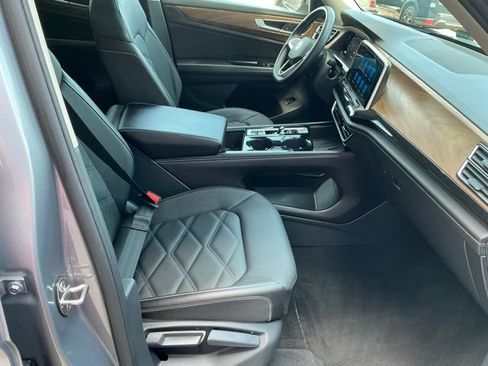 Used 2025 Volkswagen Atlas SE FWD image 18