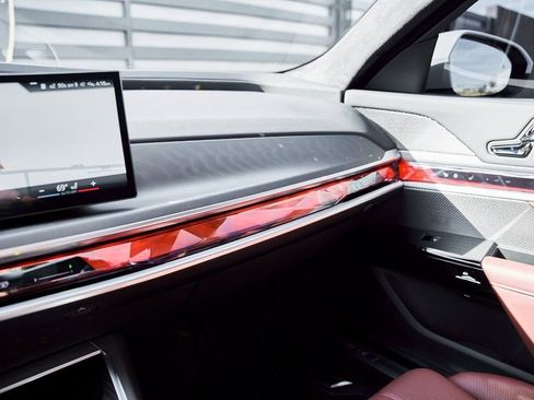 Used 2025 BMW 760i xDrive w/ Premium Package image 81