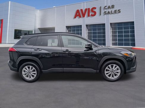 Used 2025 Toyota Corolla Cross LE image 5