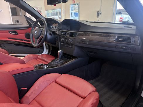 Used 2010 BMW 328i Convertible image 25