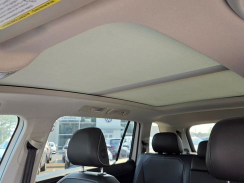 Used 2021 Volkswagen Tiguan SE w/ Panoramic Sunroof Package image 35