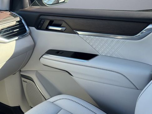 Used 2025 GMC Acadia Denali w/ Super Cruise Package image 25