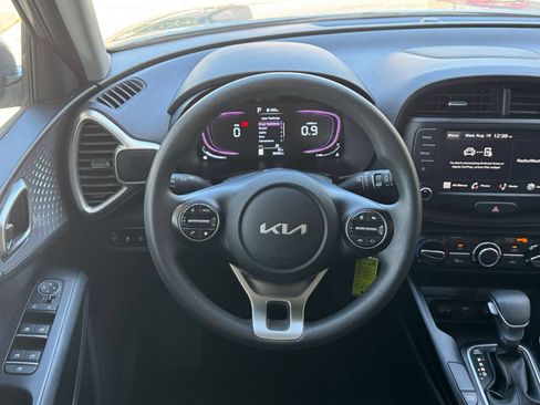 Used 2025 Kia Soul LX w/ LX Technology Package FWD image 25