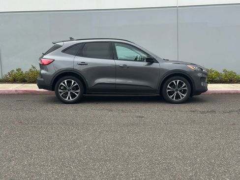 Used 2021 Ford Escape SE w/ SE Sport Appearance Package image 3