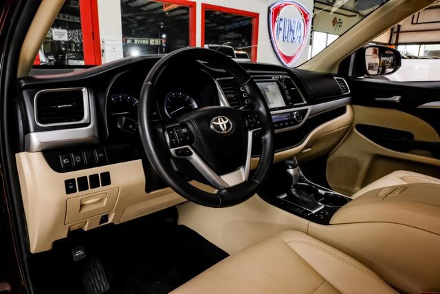 Used 2019 Toyota Highlander XLE FWD image 5