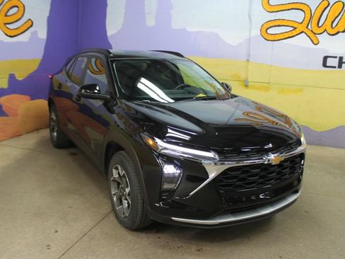 Used 2024 Chevrolet Trax LT w/ Driver Confidence Package FWD image 2