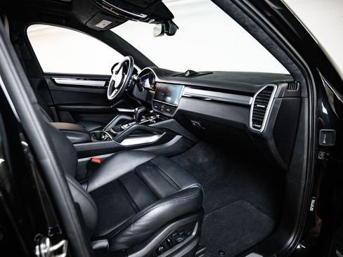 Certified 2023 Porsche Cayenne Turbo AWD/4WD image 28