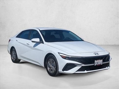 Used 2025 Hyundai Elantra SE FWD image 3