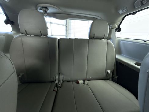 Used 2017 Toyota Sienna XLE image 36