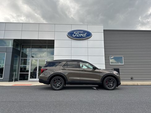 New 2026 Ford Explorer ST-Line w/ ST-Line Street Pack AWD/4WD image 10