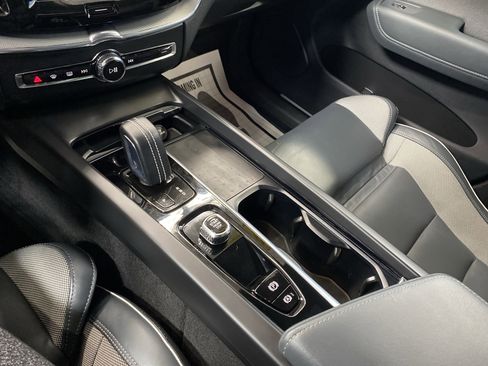 Used 2022 Volvo XC60 B5 R-Design image 15