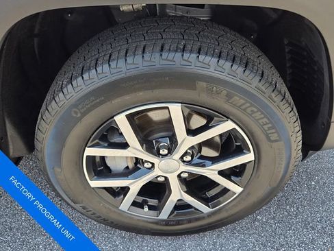 Used 2025 Jeep Grand Cherokee Limited RWD image 11