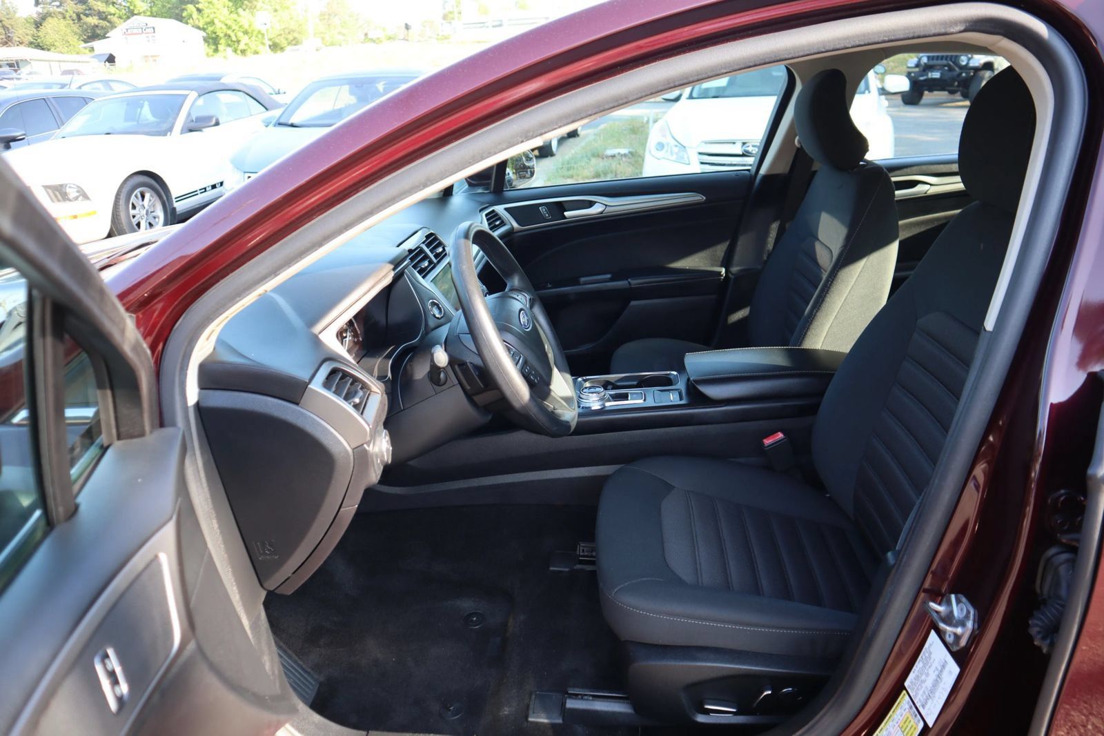 Used 2018 Ford Fusion SE w/ Fusion SE Technology Package FWD image 9