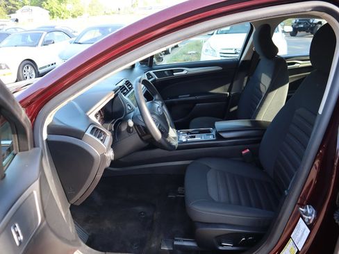 Used 2018 Ford Fusion SE w/ Fusion SE Technology Package FWD image 9