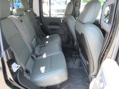 Certified 2025 Jeep Gladiator Mojave w/ Convenience Group AWD/4WD image 36