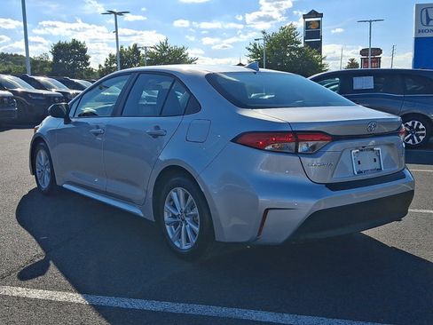 Used 2025 Toyota Corolla LE w/ LE Premium Package FWD image 4