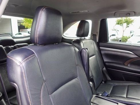 Used 2018 Toyota Highlander Limited image 13