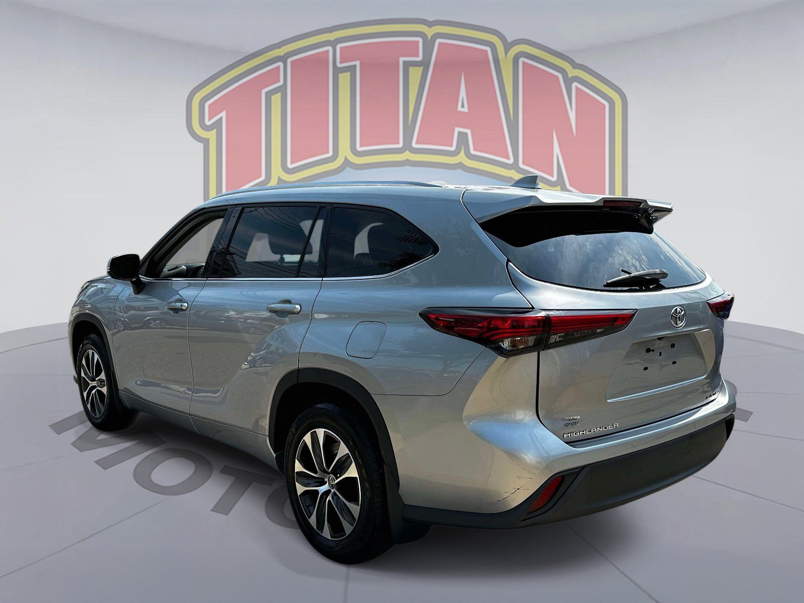Certified 2021 Toyota Highlander XLE AWD/4WD image 4