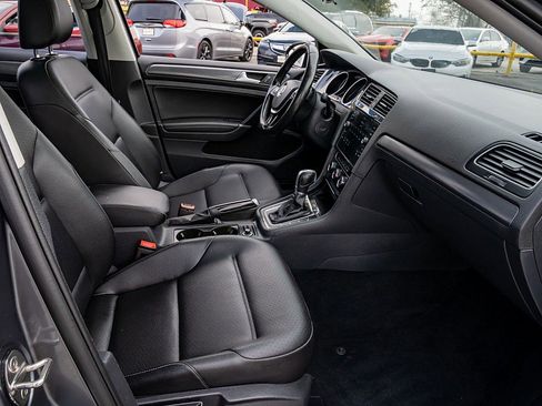 Used 2018 Volkswagen Golf SE image 19