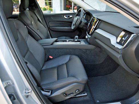 Used 2025 Volvo XC60 B5 Plus image 11