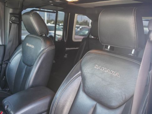 Used 2017 Jeep Wrangler Unlimited Sahara w/ Connectivity Group AWD/4WD image 24