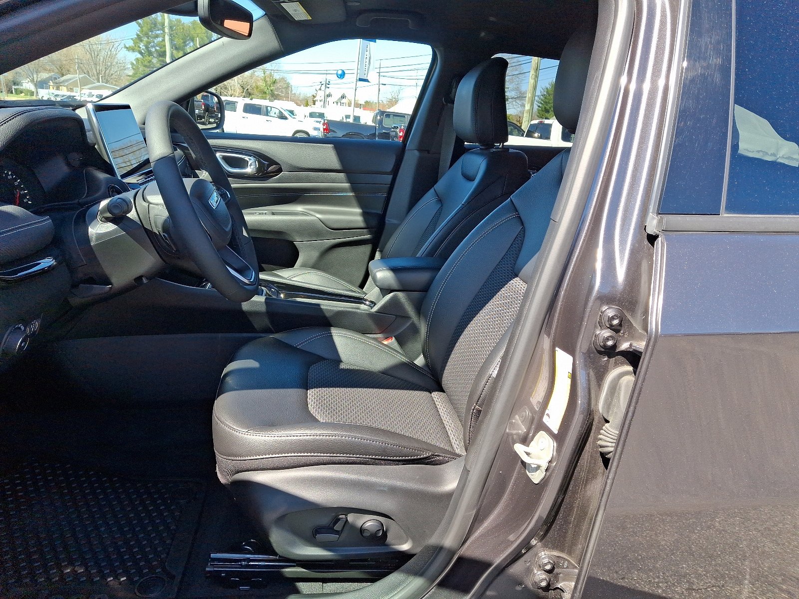 Used 2024 Jeep Compass Latitude w/ Convenience Group AWD/4WD image 13
