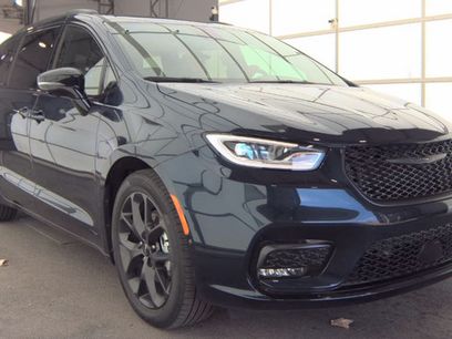 Used 2024 Chrysler Pacifica Limited w/ S Appearance Package