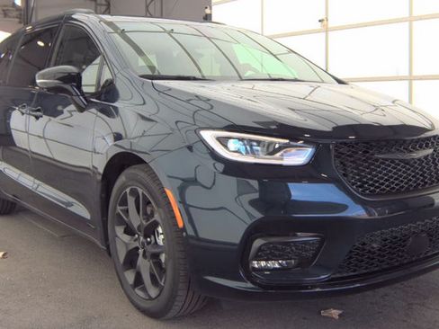 Used 2024 Chrysler Pacifica Limited w/ S Appearance Package FWD image 1