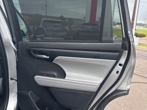 Used 2020 Toyota Highlander XLE image 20