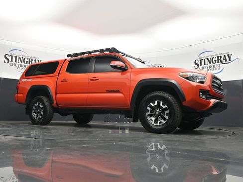 Used 2017 Toyota Tacoma TRD Off-Road AWD/4WD image 17